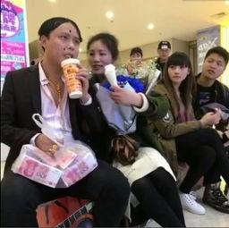 商场里情侣吃瓜,商场情侣共享瓜果时光