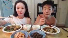 云南母子吃瓜,甜蜜吃瓜瞬间走红网络