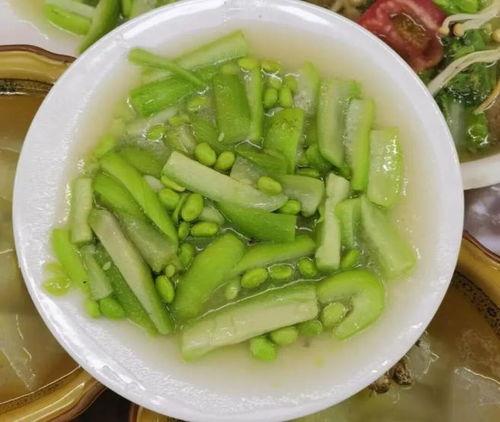 周围的人吃瓜,一场别开生面的邻里盛宴