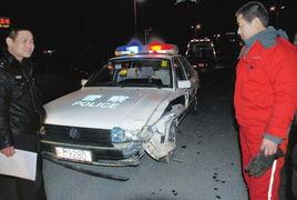 吃瓜撞上警车,引发社会热议